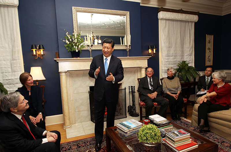 習(xí)近平2012年訪美時(shí)與老朋友敘舊場景。