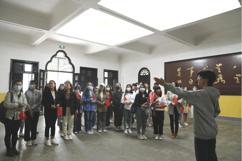 2021年5月20日，在喜迎中國共產(chǎn)黨建黨100周年之際，我校開展了少數(shù)民族學(xué)生“學(xué)黨史、感恩黨、跟黨走”紅色研學(xué)活動。