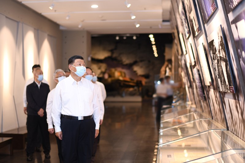 2022年8月16日至17日，中共中央總書(shū)記、國(guó)家主席、中央軍委主席習(xí)近平在遼寧考察。這是16日下午，習(xí)近平在錦州市考察遼沈戰(zhàn)役紀(jì)念館。 新華社記者 燕雁 攝