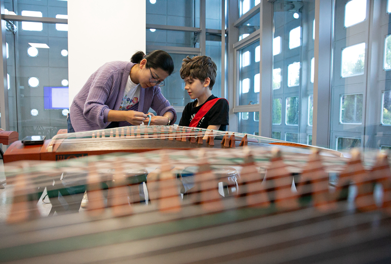 4月29日，在塞爾維亞貝爾格萊德中國文化中心，古箏指導老師王宣（左）在教學。新華社記者 李京 攝