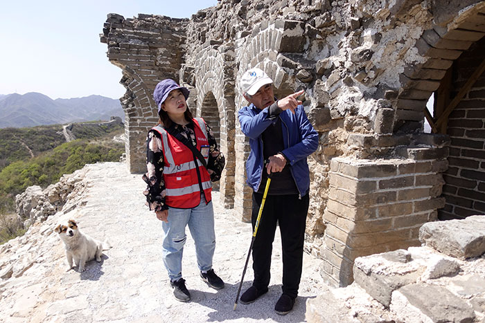 在明長城遺址上，梅景田給外甥女劉紅巖講述長城故事。
