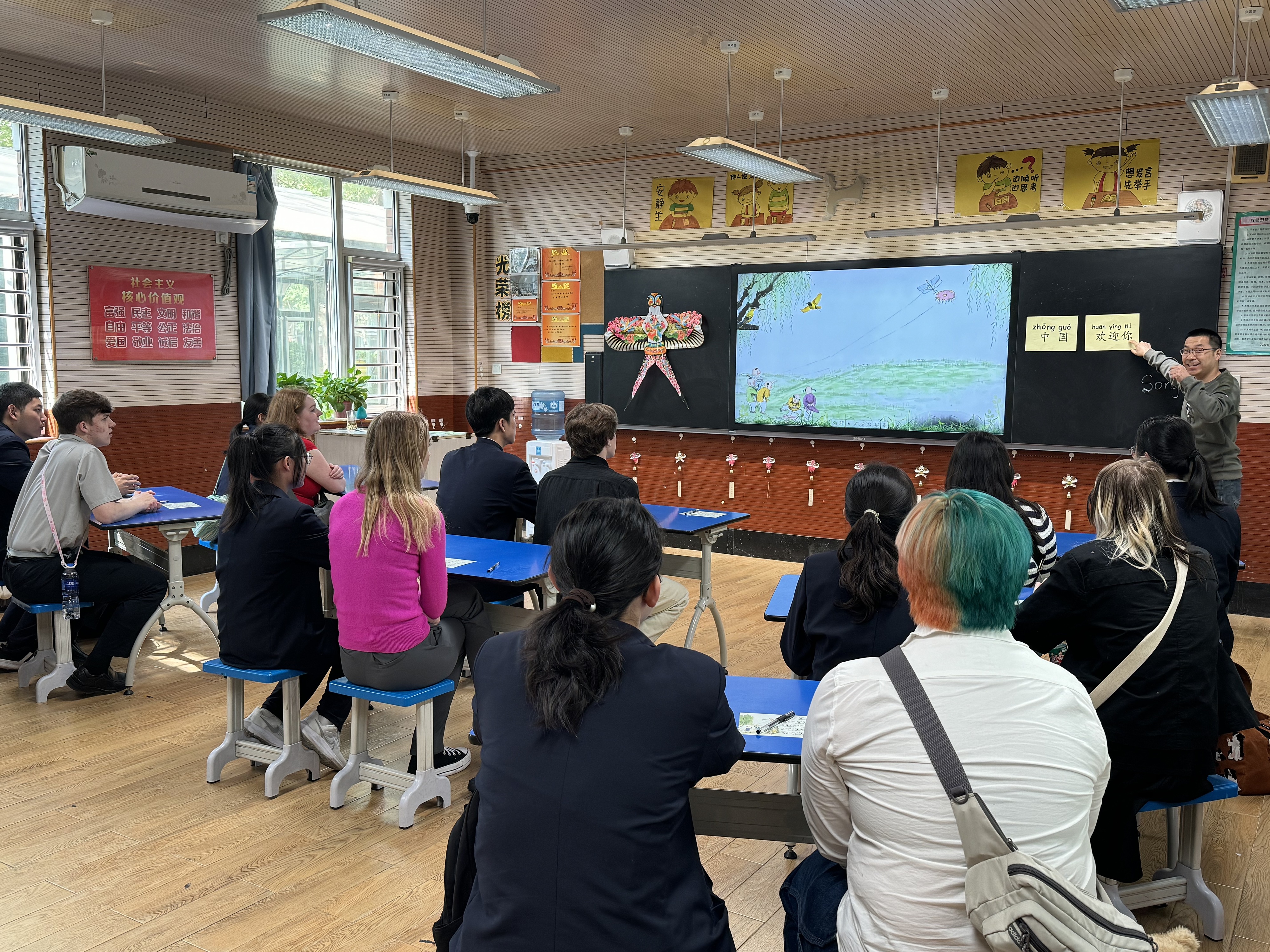 2024年4月20日，美國艾奧瓦州馬斯卡廷高中“友誼傳承”研學(xué)團(tuán)來到石家莊外國語學(xué)校，中美學(xué)生同上一節(jié)中文課。