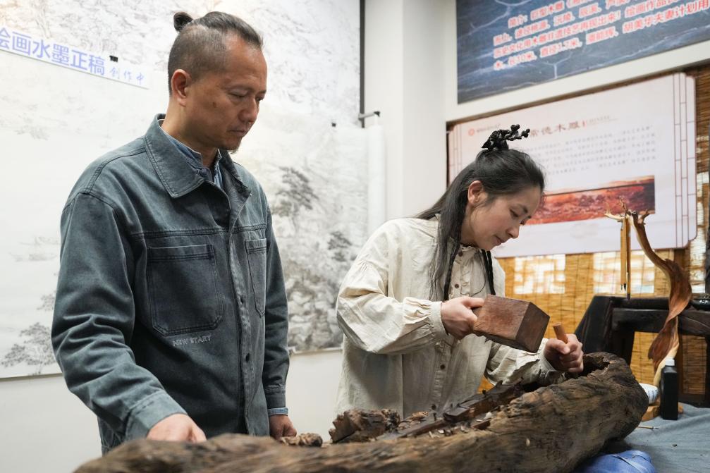 潘能輝和妻子胡美華在湖南常德河街展示木雕。新華社記者 薛宇舸 攝