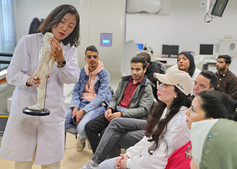 2023年4月19日，河北省秦皇島市中醫(yī)醫(yī)院醫(yī)務(wù)工作者為燕山大學(xué)外國留學(xué)生講解中醫(yī)經(jīng)絡(luò)知識(shí)。