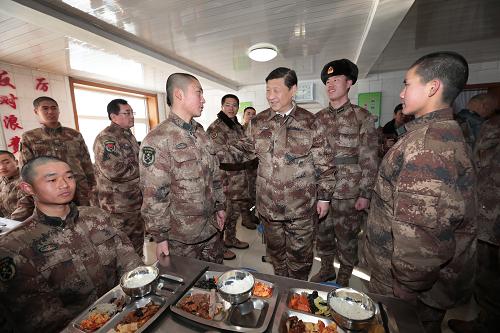 2014年1月26日中午，習(xí)近平來(lái)到連隊(duì)食堂，同戰(zhàn)士們一起用餐。新華社記者 李剛 攝
